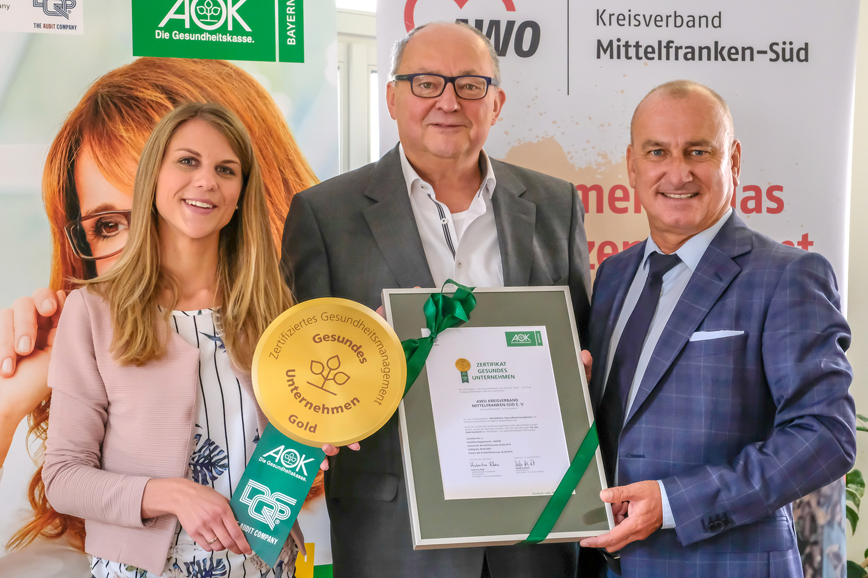 Freuten sich riesig über die Rezertifizierung in Gold (v.l.n.r.): Laura Müller, Assistentin Vorstandsreferent und BGM-Koordinatorin bei der AWO, Hartmut Hetzelein, AWO Kreisvorsitzender und Norbert Kettlitz, AOK-Direktor in Mittelfranken.