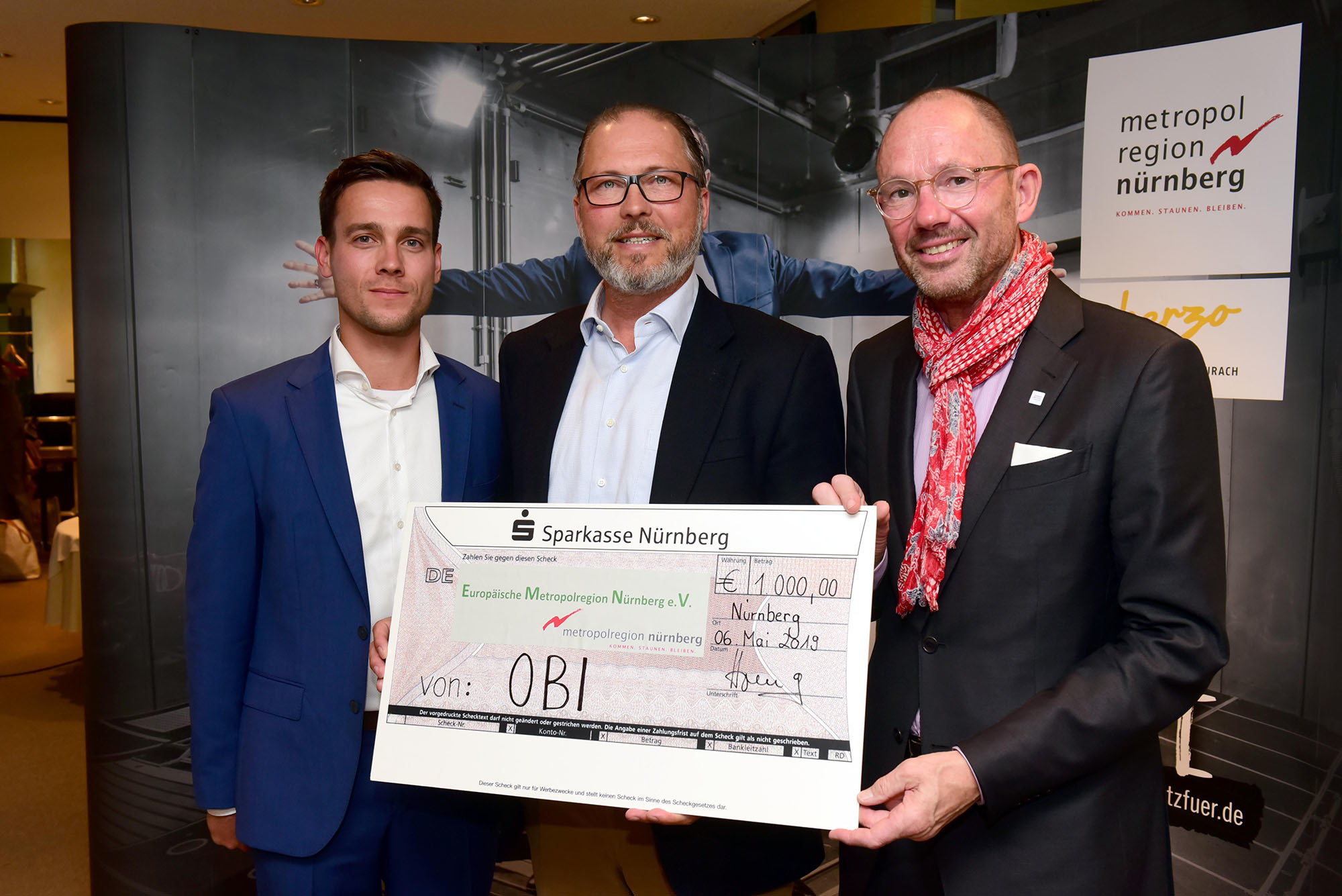 Scheckübergabe durch Johannes Streng, Geschäftsführer OBI Baumarkt Franken GmbH & Co. KG (Mitte) an Professor Prof. Dr. Klaus L. Wübbenhorst, Wirtschaftsvorsitzender der Metropolregion Nürnberg, und Julian Frey, Junior Chef NORIS-IB GmbH (l.).