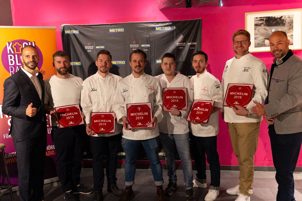 Gruppenfoto mit den neuen fränkischen Sterneköchen in der Metro Kochwerkstatt in Nürnberg-Buch. 14 fränkische Restaurants haben Michelin-Sterne bekommen (zwei davon sogar zwei Sterne). Sechs Preisträger sind persönlich erschienen, um sich ihre Plaketten abzuholen. Auf dem Bild sind Metro-Geschäftsführer Hakan Gözen, Martin Grimmer (Restaurant Keidenzeller Hof), Gerald Hoffmann (Restaurant Koch und Kellner in Nürnberg), René Stein (Der Schwarze Adler, Kraftshof), Stefan Meier (ZweiSinn Meiers), Valentin Rottner (Waidwerk, Nürnberg), Michael Phillip (Restaurant Phillipp in Sommerhausen) und Regionalmanager Swen Betzing (v.l.).