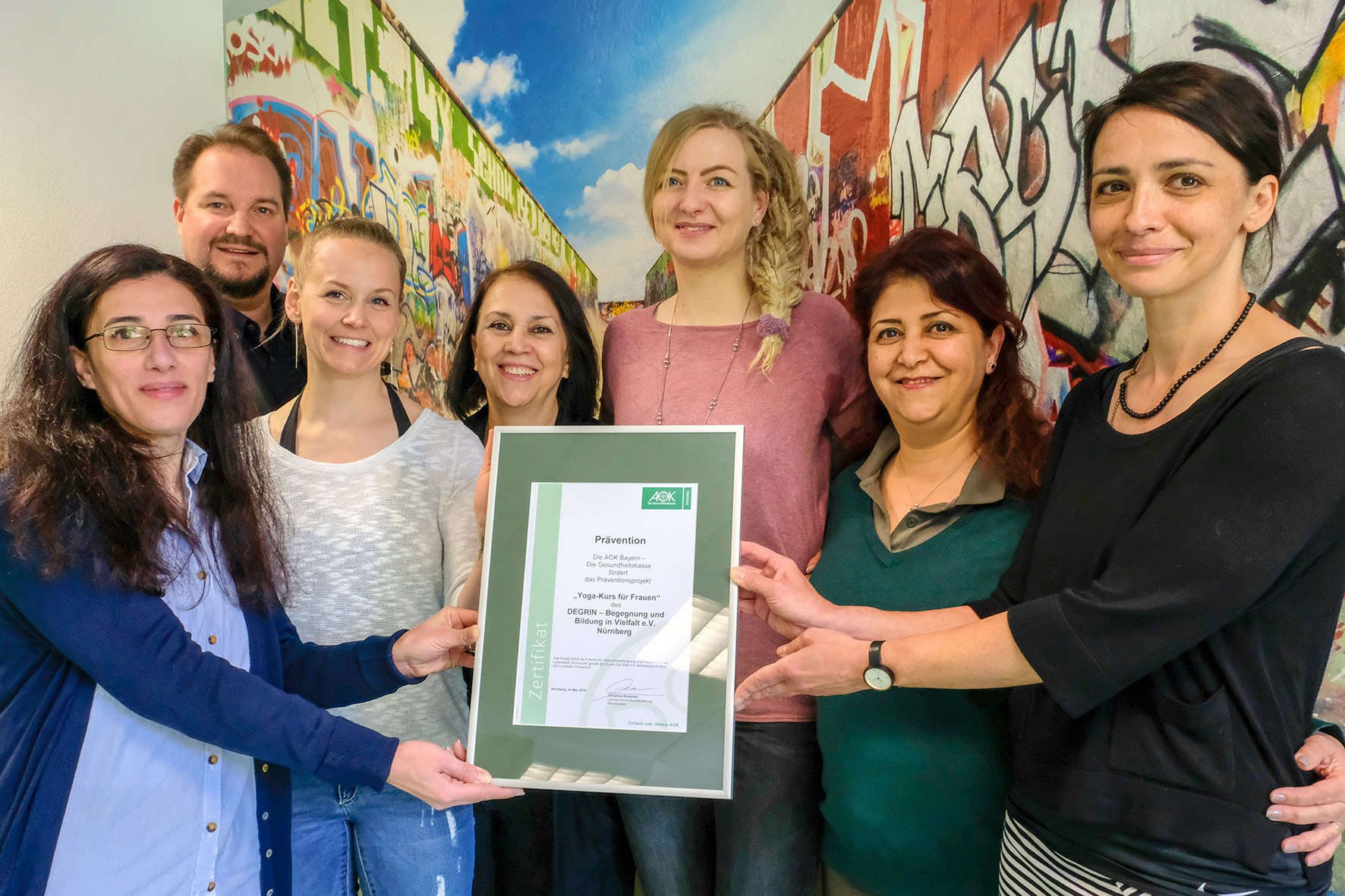 Freuen sich über den gelungene Start des Projekts „Yoga für Frauen": Jana Michel (vorne rechts) und Ulrike Wickbold (zweite von links) von DEGRIN e.V., die Yoga-Lehrerin Sandra Scherzer (3.von recht.), Ulrich Peilnsteiner von der AOK und drei entspannte Kursteilnehmerinnen.