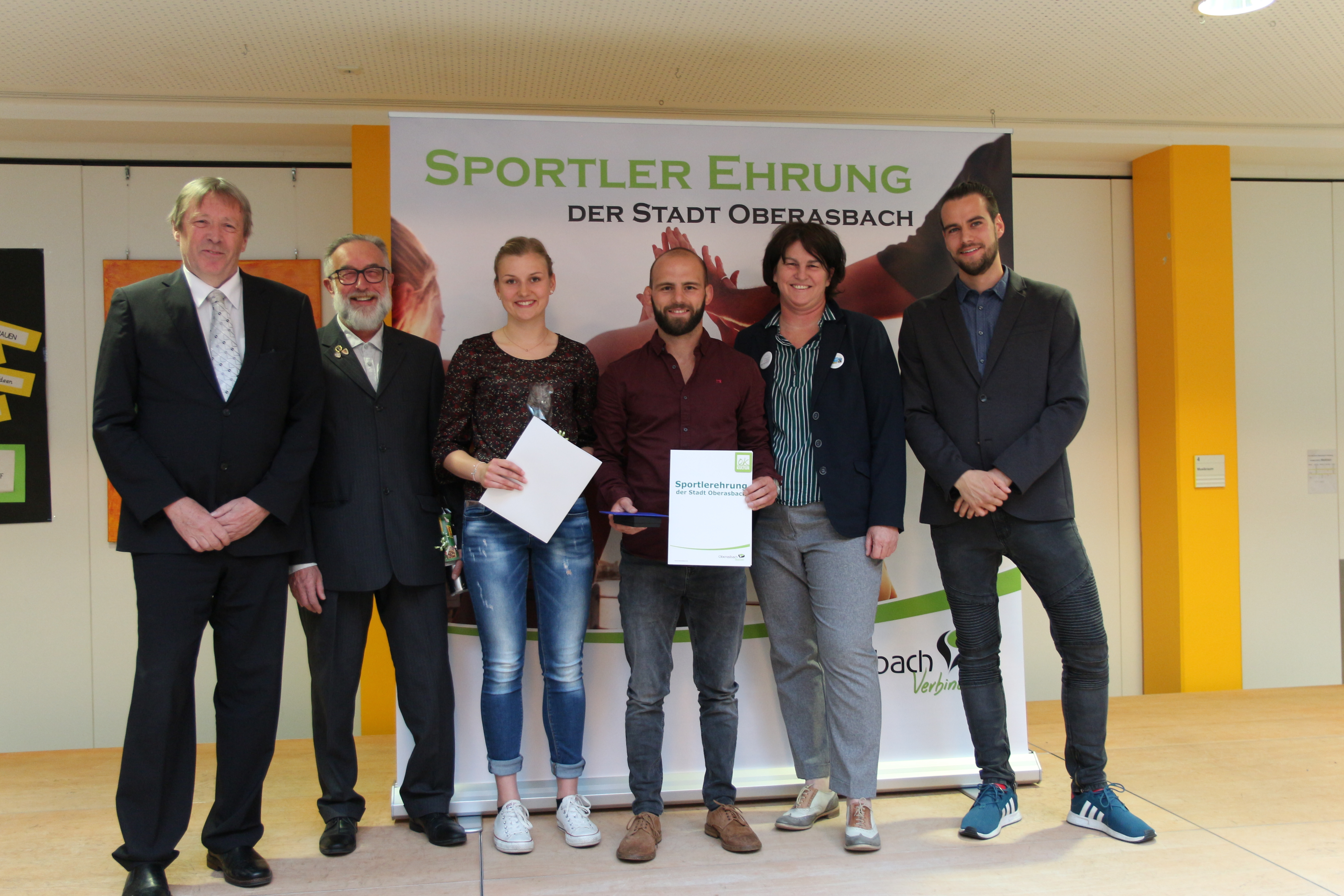 Corinna Bittel und Fabian Schmitt (Bildmitte mit Urkunden) nahmen die Ehrung zur Sportlerin und Sportler des Jahres 2018 im Beisein von 1. Bürgermeisterin Birgit Huber, und den Stadtratsmitgliedern und Sportreferenten (v.l.) Gernot Höflinger, Harald Patzelt und Bastian Gill entgegen.