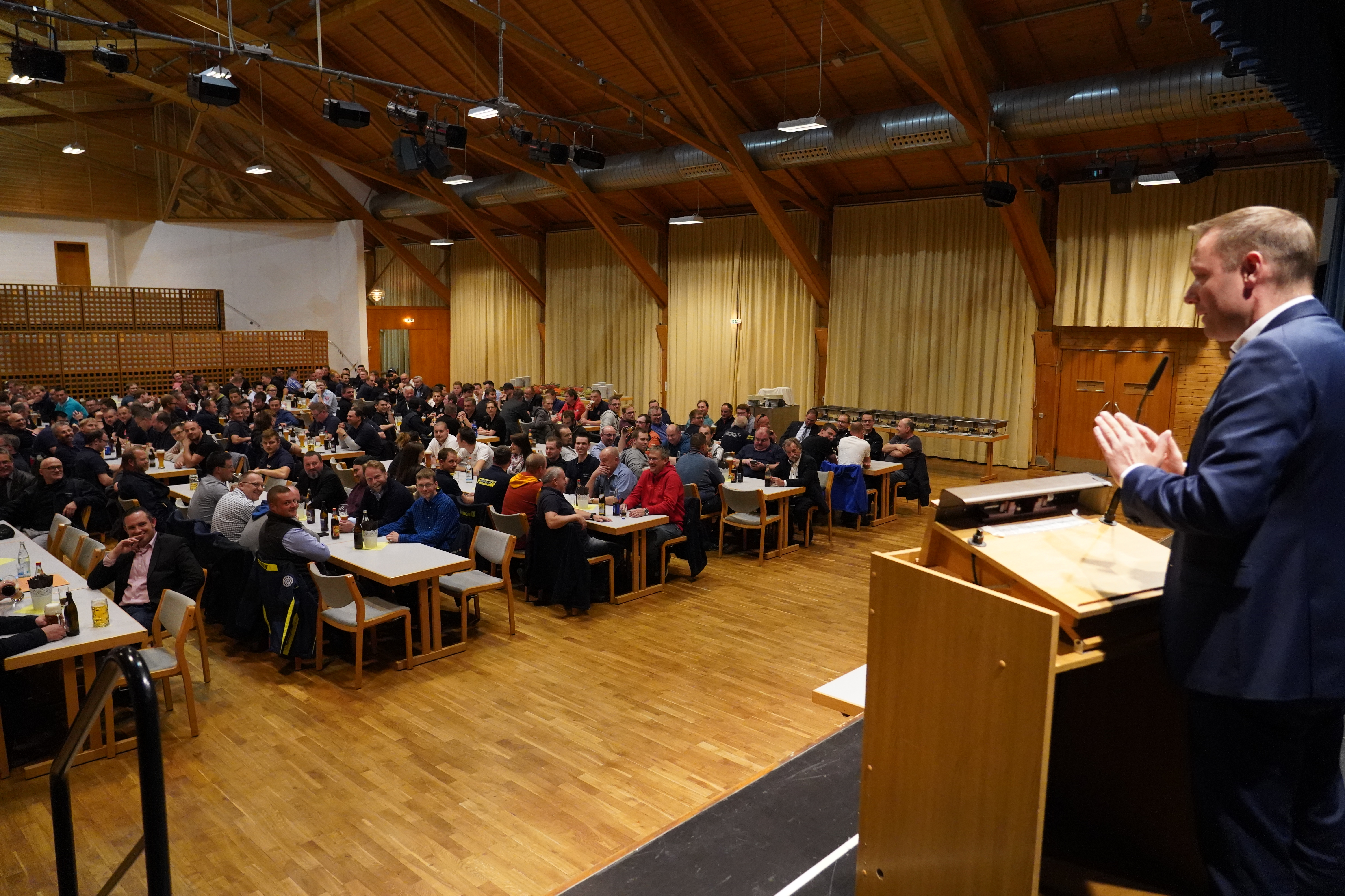 Landrat Armin Kroder sprach den freiwilligen Helferinnen
und Helfern seinen Dank und sein Lob für den Einsatz im Januar in Oberbayern aus.
