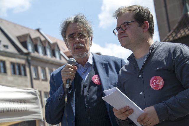 Internationale Gluck-Festspiele Flashmob mit Festspiel-Intendant Rainer Mennicken (l.)  und Dirigent (Nordbayerischer Musikbund) Christoph Ahlemeyer. | Foto: Jutta Missbach