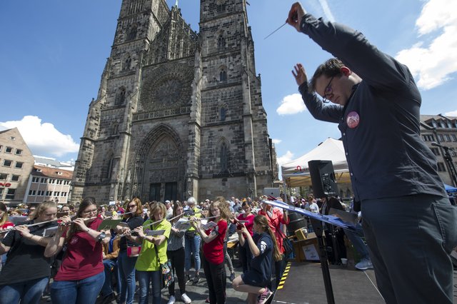 Flashmob für die Gluck-Festspiele mitten in der Nürnberger City mit Dirigent Christoph Ahlemeyer (Nordbayrischer Musikbund).  | Foto: Jutta Missbach