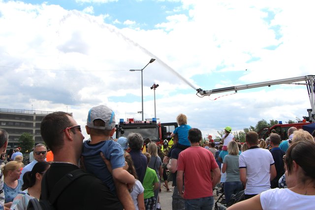 Die Flughafenfeuerwehr zeigt ihr Können.  | Foto: Airport Nürnberg
