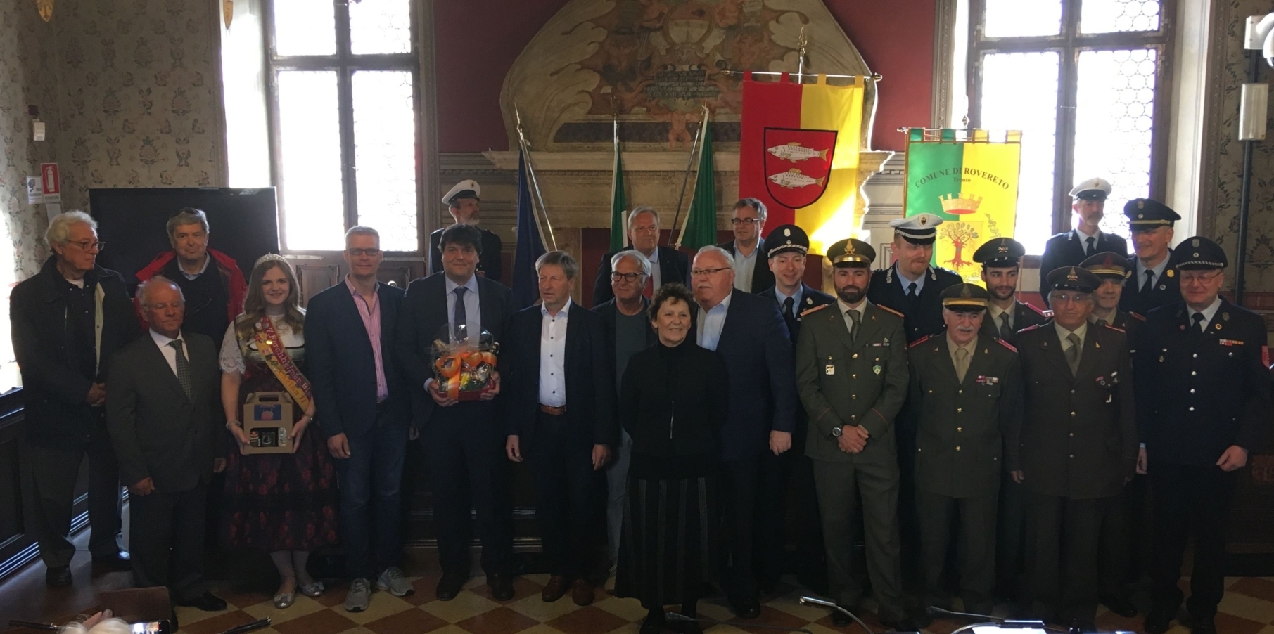 Die Ehrengäste im Rathaus von Rovereto, u.a.