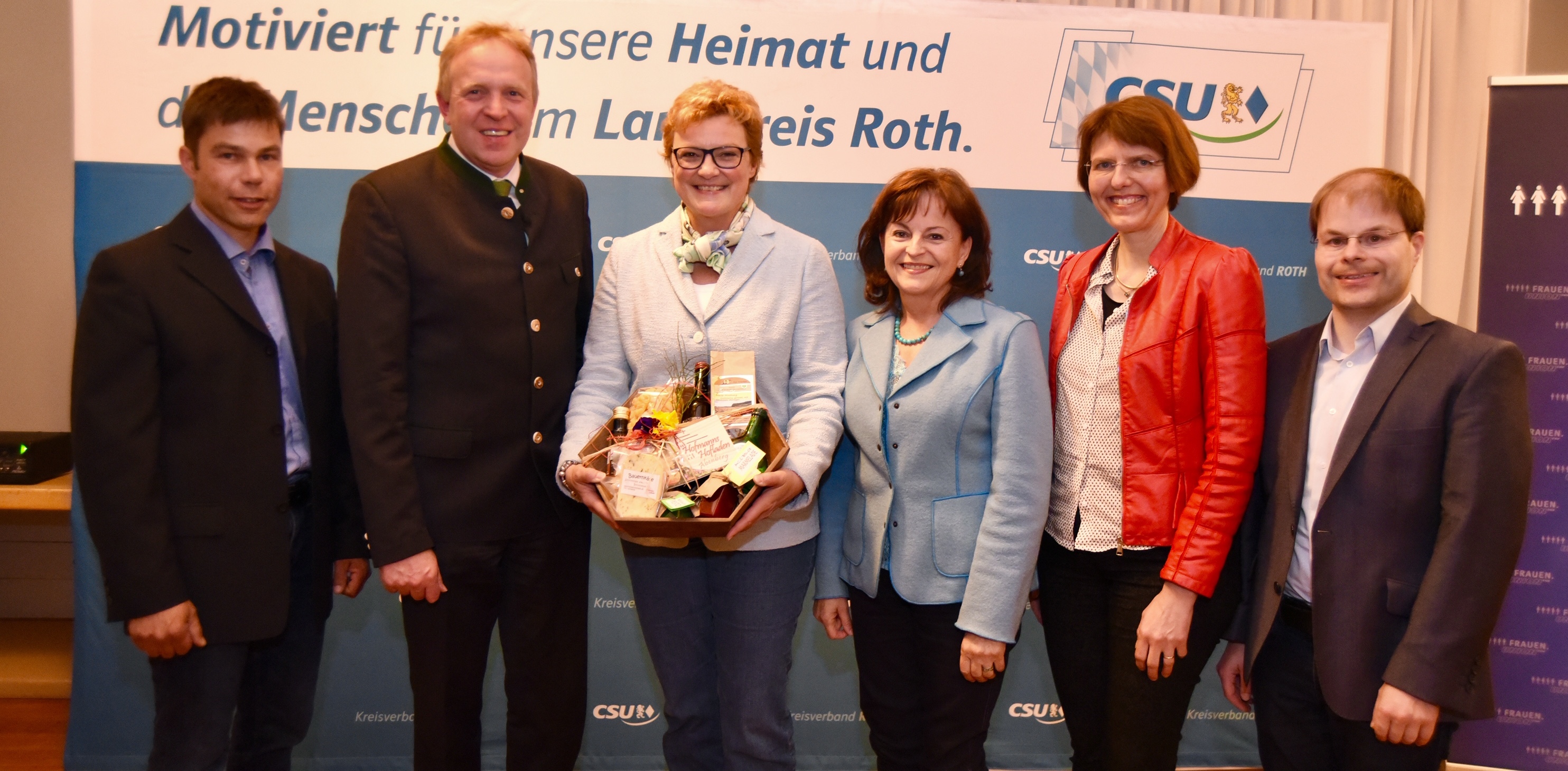 Gruppenbild mit CSU-Bürgermeister-Kandidat Jens Meyer (Abenberg), MdL Volker Bauer, Monika Hohlmeier, MdB Marlene Mortler, Bezirksrätin Cornelia Griesbeck und dem Abenberger CSU-Chef Sebastian Ehard. Foto: © Robert Schmitt