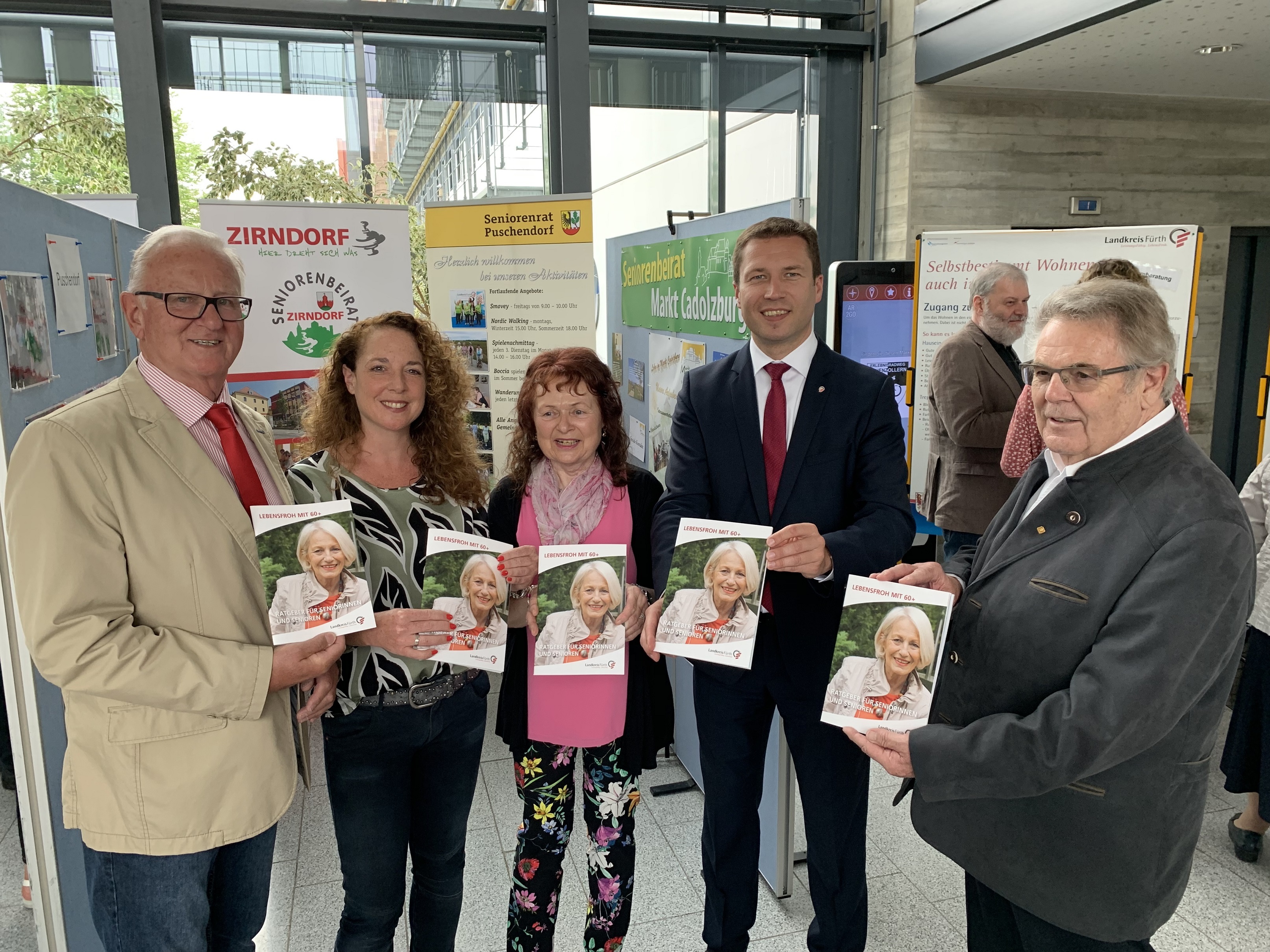 Ab sofort gibt es den neuen Seniorenratgeber (v.l.n.r.): Helmut Tichy, stellv. Sprecher der AG Senioren, Tanja Maier, Seniorenbeauftragte, Therese Gabler, stellv. Sprecherin der AG Senioren, Landrat Matthias Dießl und Dieter Sieber, Sprecher der AG Senioren freuen sich über die Neuauflage.