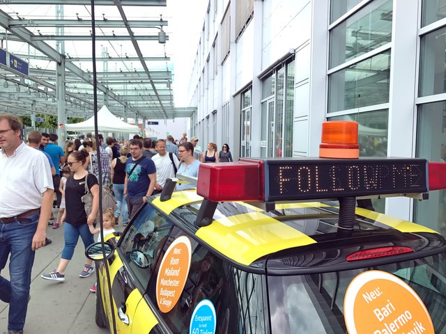 Flughafenfest: Den Follow-Me Mini mal aus der Nähe betrachten.  | Foto: Airport Nürnberg