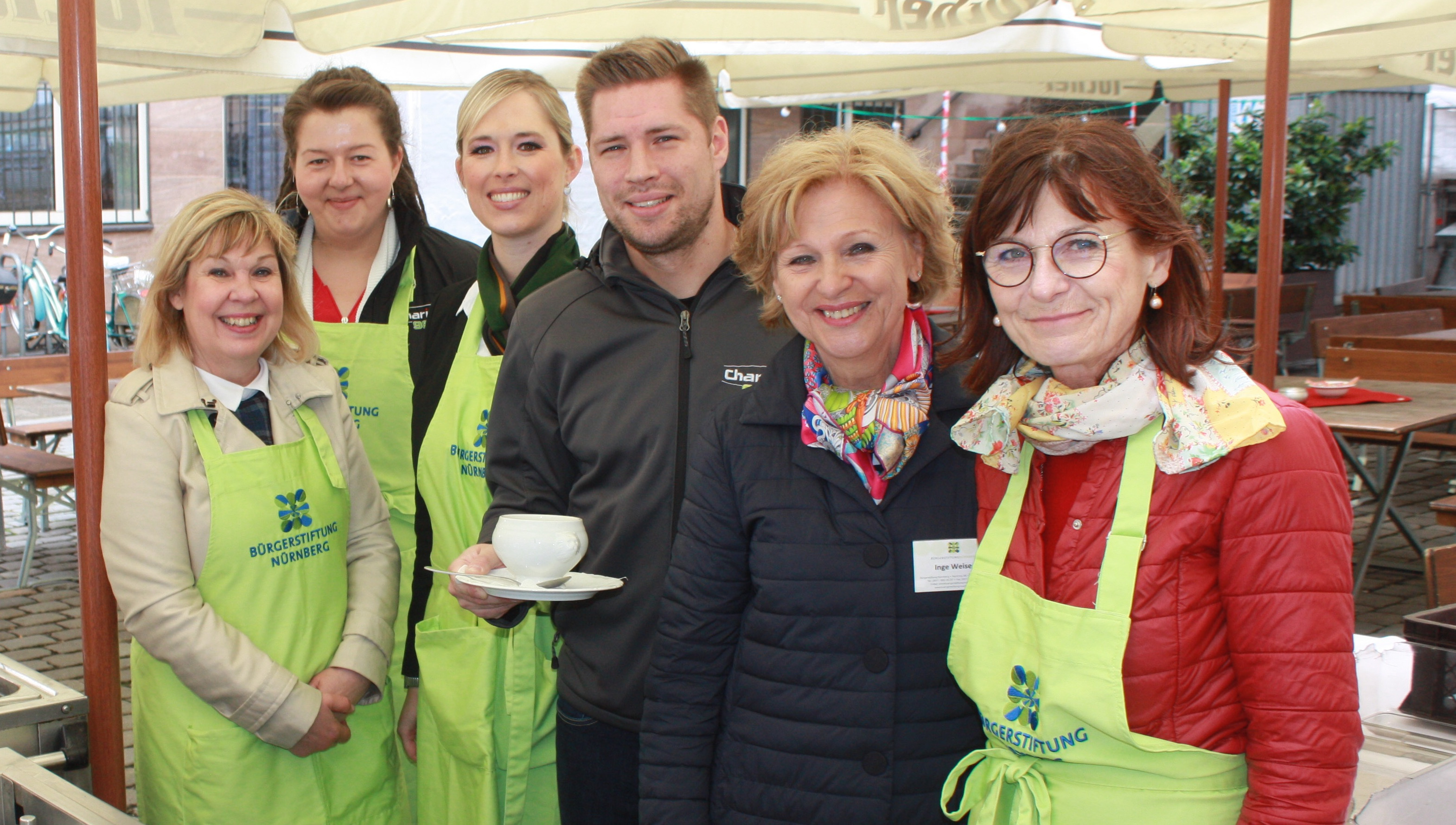 Dank ihrer Unterstützung war auch der 6. Nürnberger Suppentreff ein voller Erfolg (v.l.): Gerswid Herrmann, Frau des bayerischen Innenministers, Ann-Katrin Glaßl, Charivari, Jasmin Tannert, Sorat Hotel Saxx, Markus Balek, Charivari, Inge Weise, Vorsitzende der Bürgerstiftung Nürnberg, und Petra Maly, Frau von Oberbürgermeister Dr. Uli Maly.