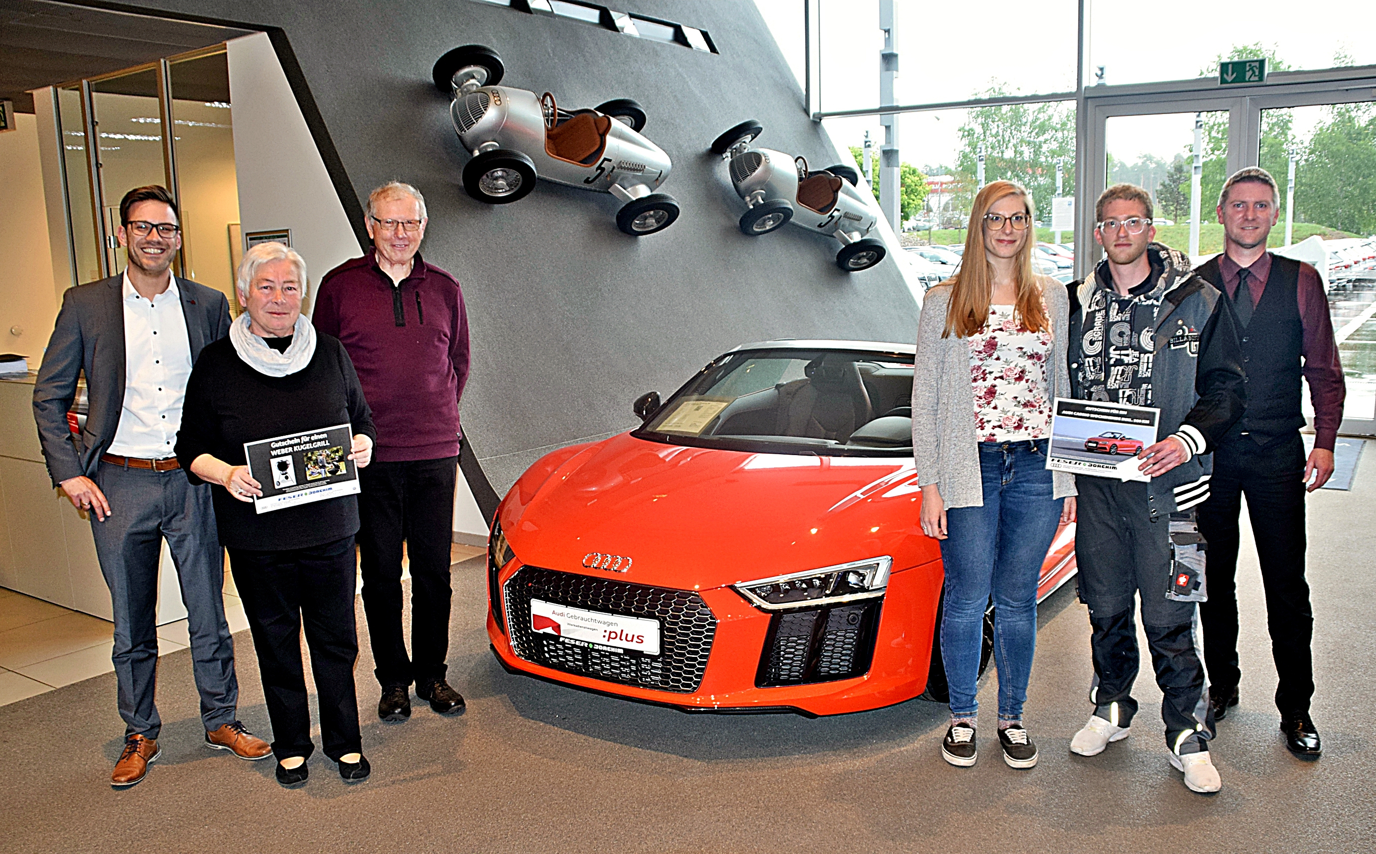 Michael Müller (Verkaufsleiter Neuwagen Audi Feser Joachim, l.) und Jens Brandscher (Betriebsleiter VW Feser Joachim, r.) freuen sich mit den Gewinnern des 3. und 4. Preises.