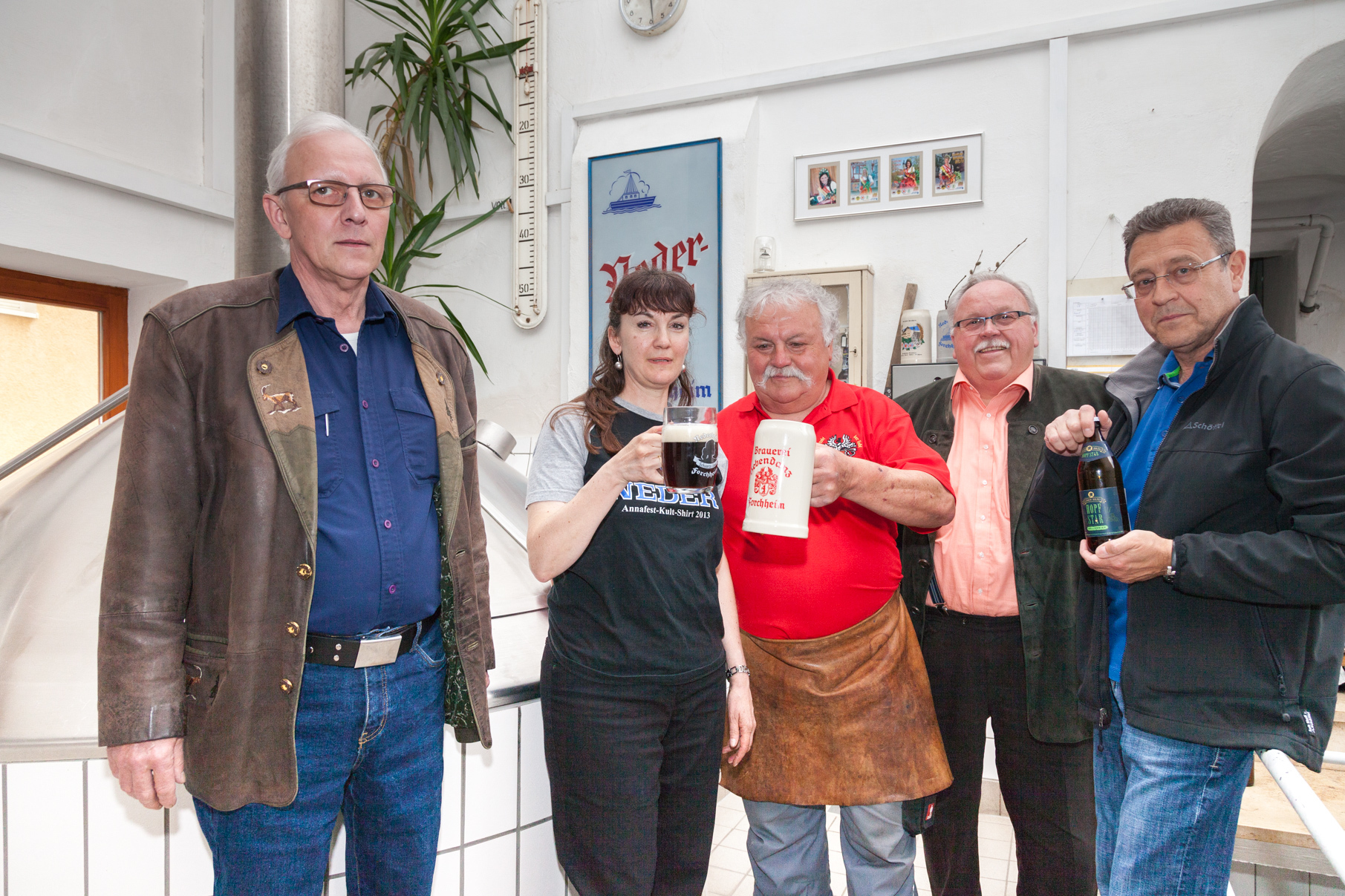 Konrad Greif (Brauerei Eichhorn), Astrid Neder-Haub (Brauerei Neder), Fritz Hebendanz (Brauerei Hebendanz), Bürgermeister Franz Streit und Christian Schuster (Brauerei Greif), im Sudhaus der Brauerei Neder.