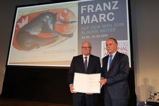 Prof. Dr. hc Klaus-Dieter Lehmann (r.) übergibt die Ehrenmitgliedschaftsurkunde an Bundespräsident a.D. Joachim Gauck.  | Foto: Udo Dreier