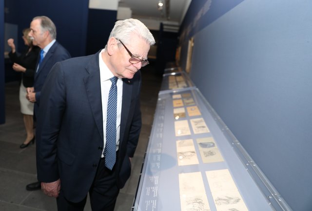 Bundespräsident a.D. Dr. Joachim Gauck in der Franz Marc Ausstellung des Germanischen Nationalmuseums.  | Foto: Udo Dreier