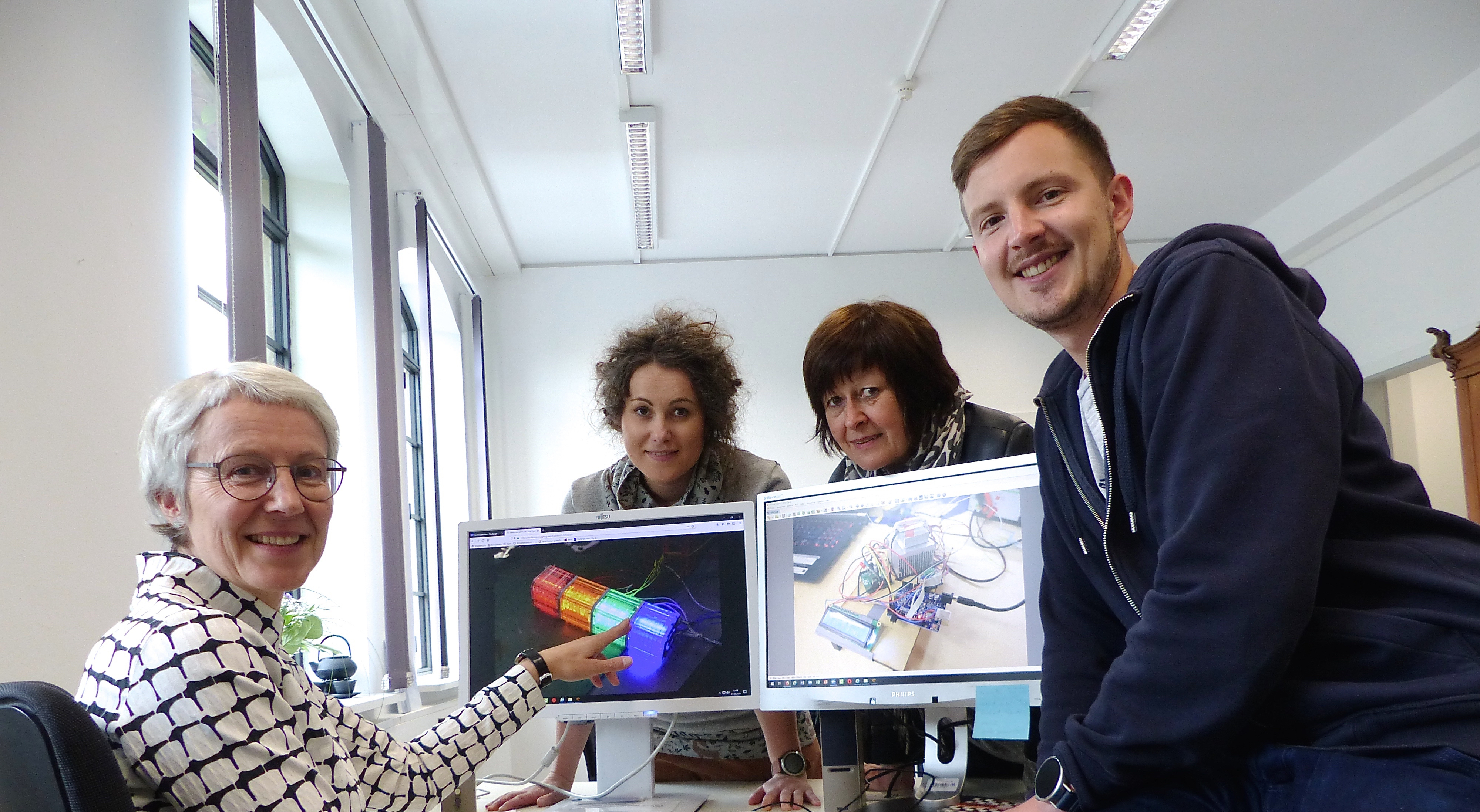Die Digitalisierung ist längst in der Technik angekommen: Kulturamtsleiterin Anne Reimann, Susanne Emmler und Annette Rollenmiller (beide Jugendkunstschule) sowie Chris Rohmer vom Vorbereitungsteam „ex-Teppich“ v.l.n.r.) planen Projekt-Details.
Foto: © Uwe Müller