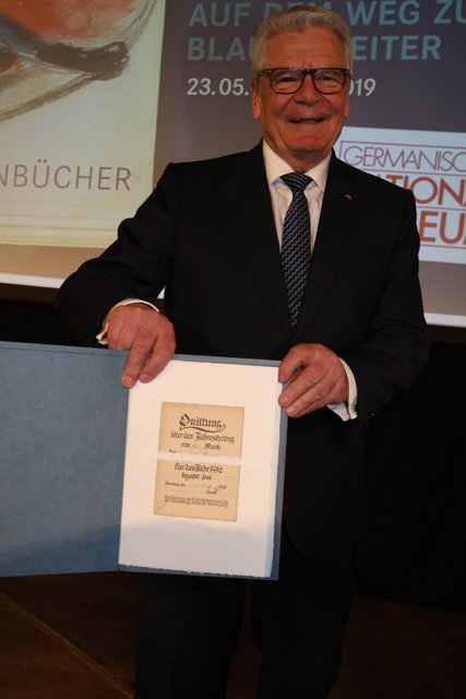 Stolz zeigt Joachim Gauck die  Ehrenmitgliedschaftsurkunde.  | Foto: Udo Dreier