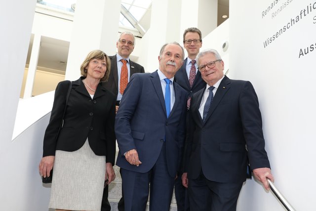 Bundespräsident a.D. Joachim Gauck (r.), Lebensgefährtin Daniela Schadt (l.), Generaldirektor Professor Ulrich Großmann (2.v.l.), Prof. Dr. hc Klaus-Dieter Lehmann (Mitte) und der zukünftige GNM Generaldirektor Daniel Hess  | Foto: Udo Dreier
