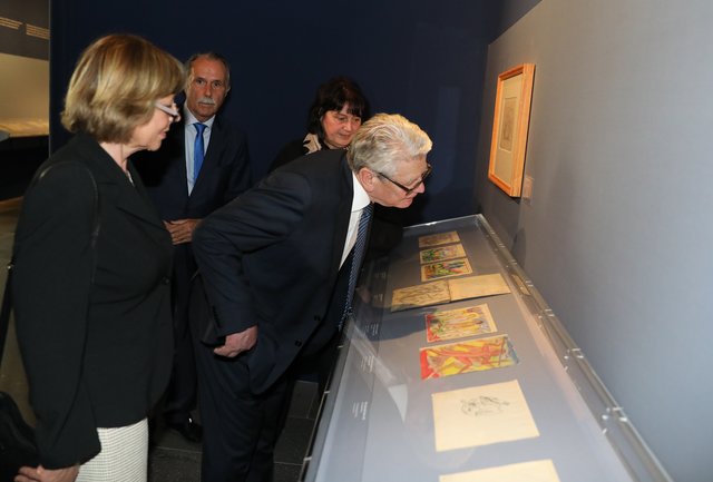 Bundespräsident a.D. Dr. Joachim Gauck in der Franz Marc Ausstellung des Germanischen Nationalmuseums.  | Foto: Udo Dreier
