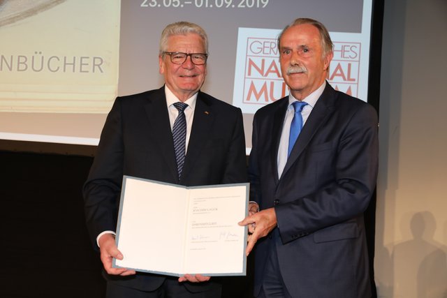 Prof. Dr. hc Klaus-Dieter Lehmann übergibt die Ehrenmitgliedschaftsurkunde an Bundespräsident a.D. Joachim Gauck (l.).  | Foto: Udo Dreier