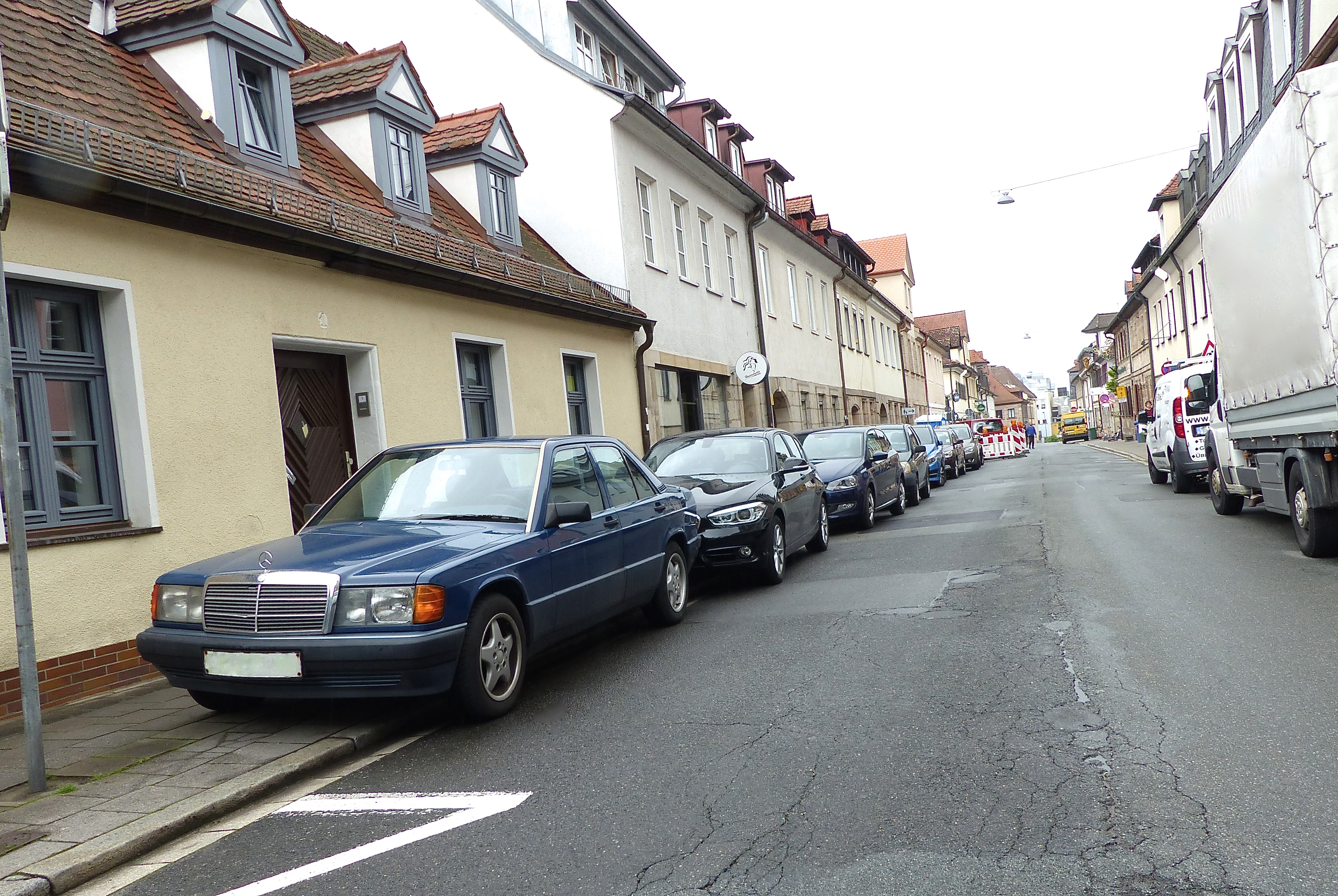 Immer wieder kommt es zu Beschwerden von Fußgängern wegen teils massiv zugeparkter Gehwege. Für den Abschnitt Schiffstraße – Theaterplatz in der Engelstraße soll die bisherige Regelung entfallen.
Foto: © Uwe Müller