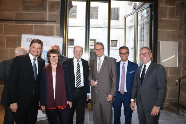 Feierten 100 Jahre WiSo (v.l.): FAU-Präsident Prof. Dr. Joachim Hornegger, Prof. Dr. Veronika Grimm, Dekanin der Rechtswissenschaften und Wirtschaftswissenschaftlichen Fakultät, Gunther Oschmann, Unternehmensfamilie Müllermedien, Dr. Roland Fleck, CEO NürnbergMesse Group, Nürnbergs Wirtschaftsreferent Dr. Michael Fraas und Markus Lötzsch, IHK-Hauptgeschäftsführer. | Foto: John R. Braun
