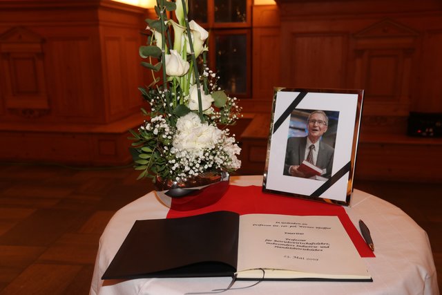 Prof. Dr. Werner Pfeiffer bekam die Ehrenmedaille posthum, er verstarb am Tag vorher. Seine Tochter Reglindis Pfeiffer und Dr. Ulrich Dörrie nahmen die Ehrenmedaille entgegen. | Foto: John R. Braun