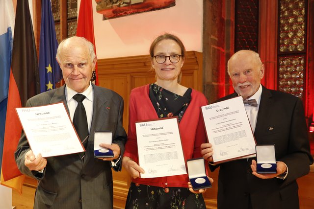 Verleihung der Ehrenmedaille an Prof. Dr. Dr. h.c. mult. Peter Mertens, Reglindis Pfeiffer für ihren Vater Prof. Dr. Werner Pfeiffer sowie Prof. Dr. Dr. h.c. mult. Horst Steinmann (v.l.). | Foto: © Giulia Iannicelli/FAU