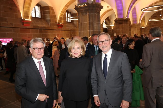 Unternehmer Peter Kurz (l.) mit Ehefrau Evi Kurz,  Fernsehjournalistin, Moderatorin und Filmproduzentin, und IHK-Hauptgeschäftsführer Markus Lötzsch. | Foto: John R. Braun