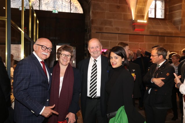 Jubiläumsdinner mit Verleihung der Ehrenmedaille (v.l): Unternehmer Gerd Schmelzer,  Prof. Dr. Veronika Grimm, Gunther Oschmann, Unternehmensfamilie Müllermedien und Yasmin Schmelzer.  | Foto: John R. Braun