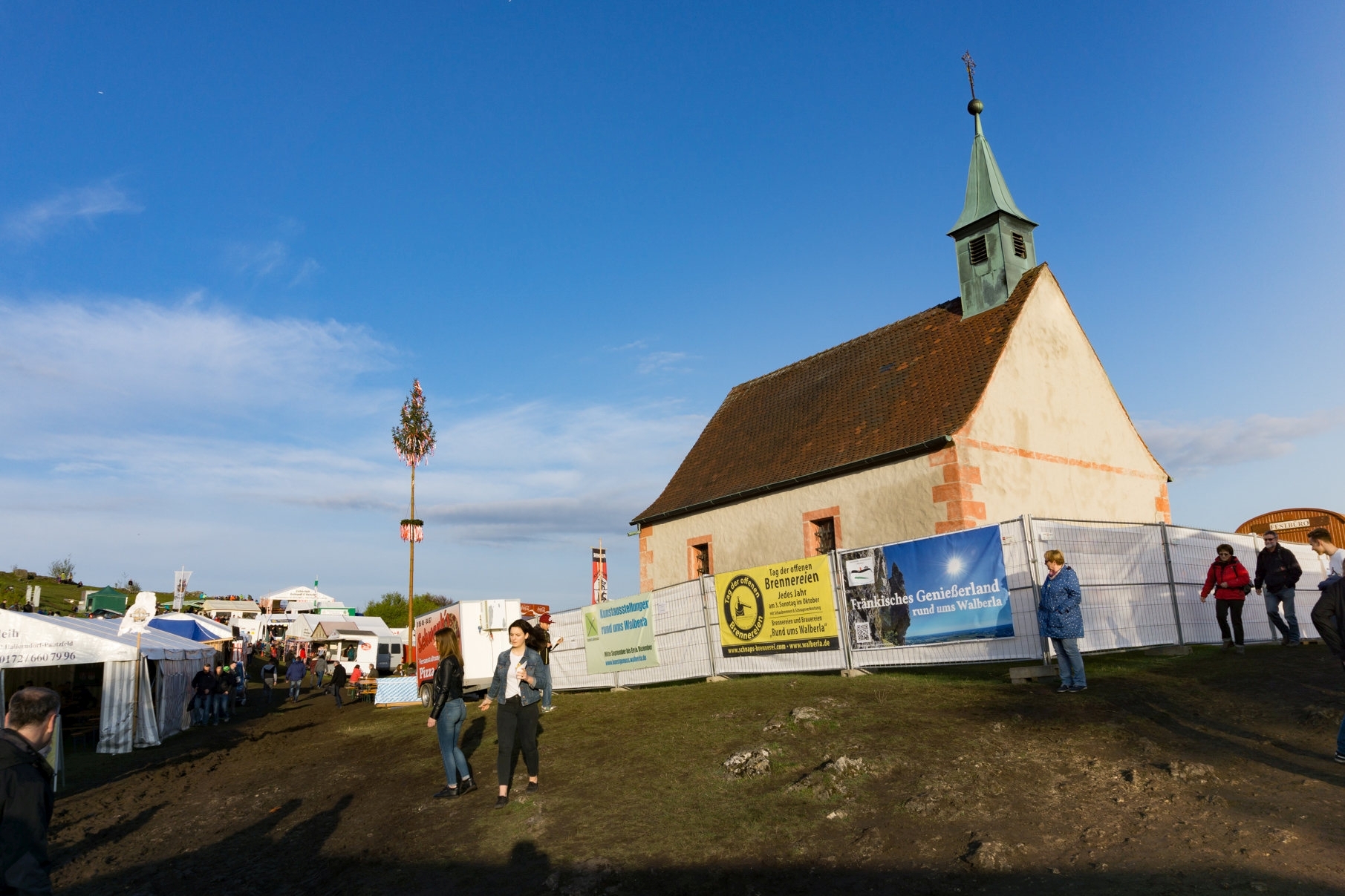 Zum Walberlasfest war die Kapelle noch eingezäunt.