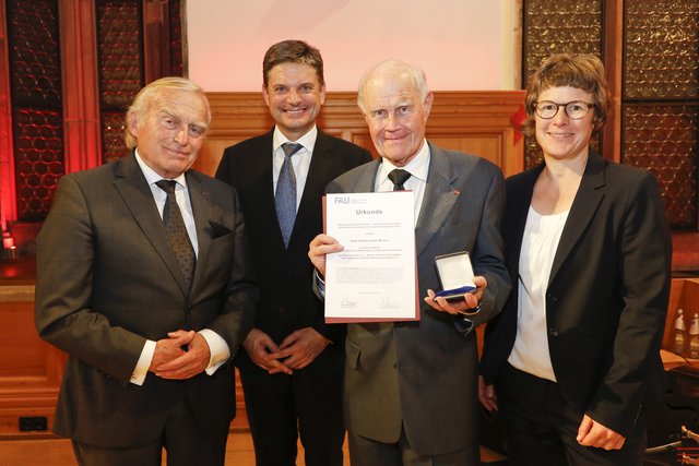 Prof. Dr. Helmut Haussmann, FAU-Präsident Prof. Dr. Joachim Hornegger, Prof. Dr. Dr. h.c. mult. Peter Mertens und Prof. Dr.Veronika Grimm (v.l.) bei der Medaillenübergabe.  | Foto: © Giulia Iannicelli/FAU