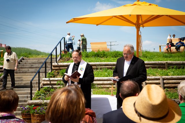 Pfarrer Francesco Benini und Dekan Hermann Rummel bei der Segnung (v.l.)..  | Foto: Beatrix Getze