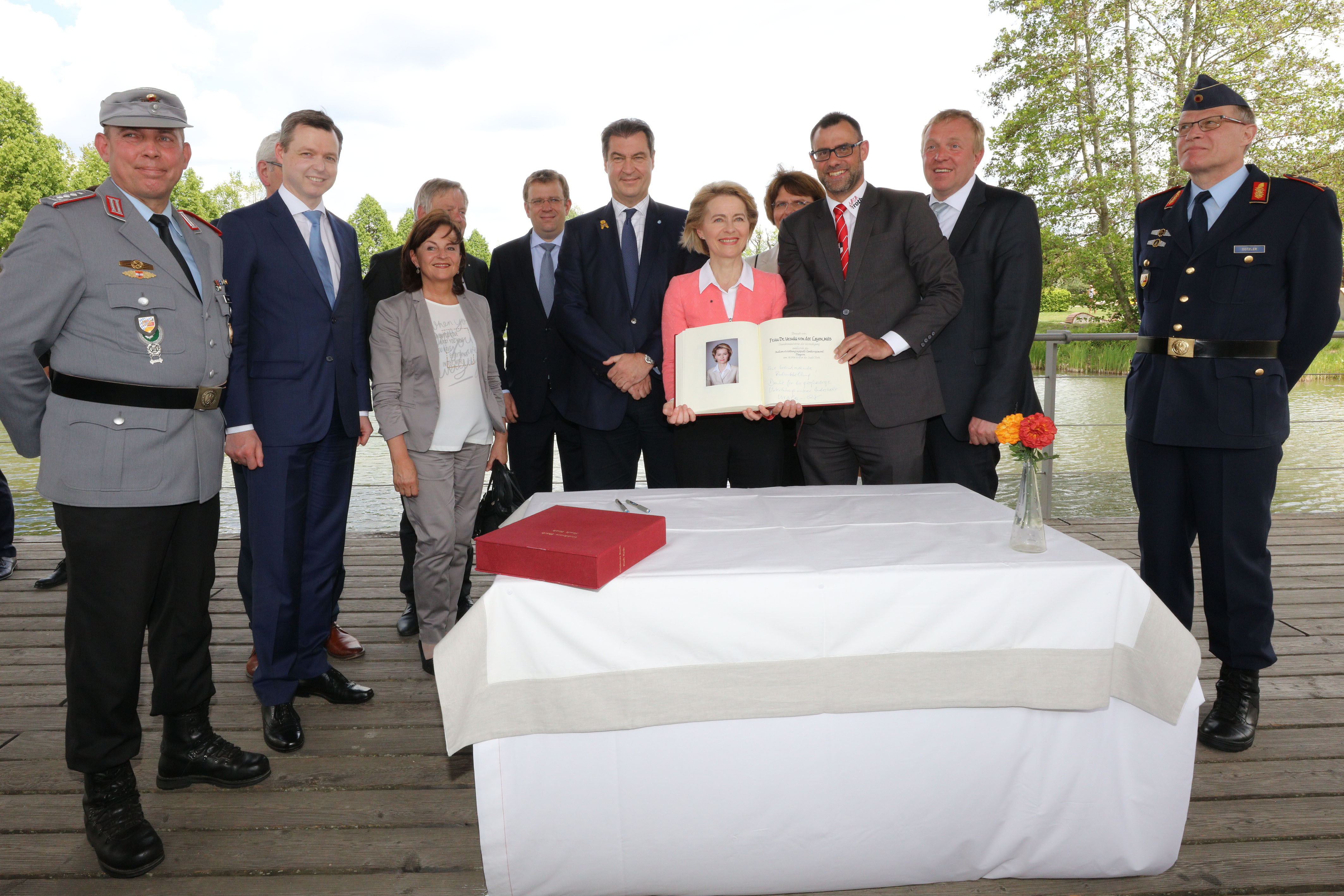 Gruppenbild mit Bundesministerin Ursula von der Leyen, nachdem sie sich ins Gästebuch der Stadt Roth eingetragen hatte.