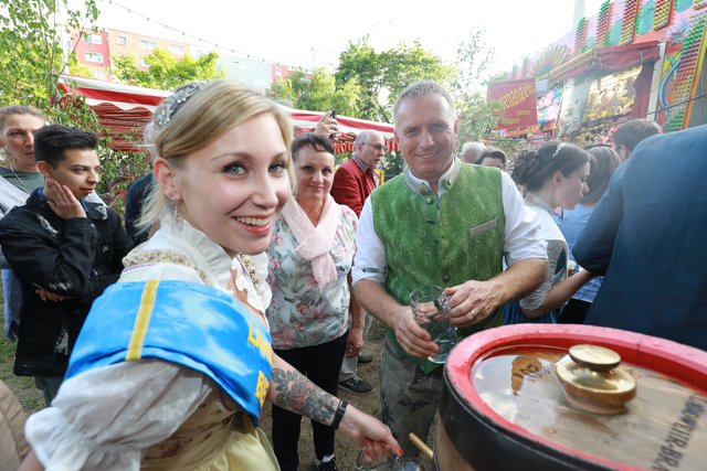 Sorgen für Nachschub: LANDWEHR-BRÄU-Bierkönigin Nicole I. und Festwirt Wolfgang Friedlsperger.  | Foto: Udo Dreier