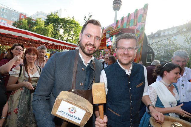 Anstich im Duett: Nürnbergs OB-Kandidat Marcus König (r.) und MdL Jochen Kohler.  | Foto: Udo Dreier