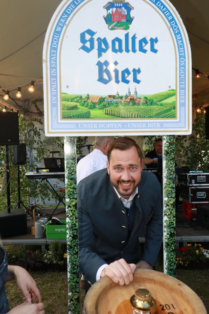MdL Jochen Kohler bei der Kirchweiheröffnung in Schweinau.  | Foto: Udo Dreier