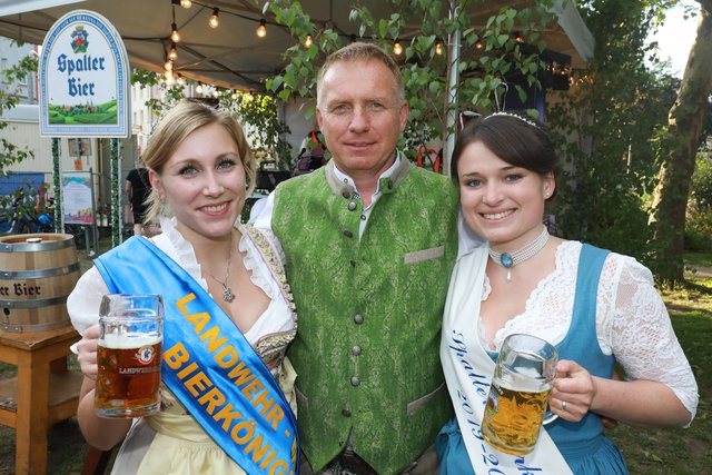 Festwirt Wolfgang Friedlsperger mit der LANDWEHR-BRÄU-Bierkönigin Nicole I. und der Spalter Bierkönigin Johanna Merkenschlager (r.).  | Foto: Udo Dreier
