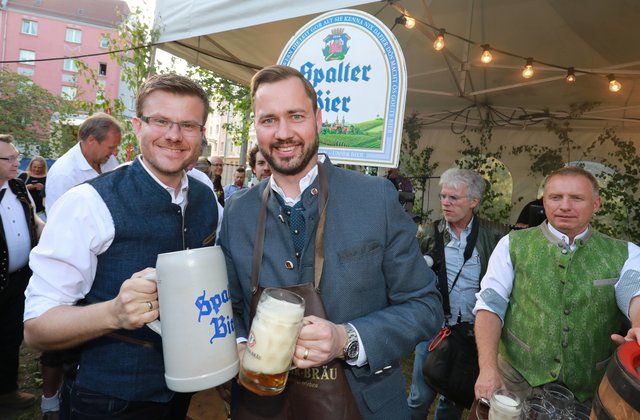 Anstich im Duett: Nürnbergs OB-Kandidat Marcus König (l.) und MdL Jochen Kohler.  | Foto: Udo Dreier