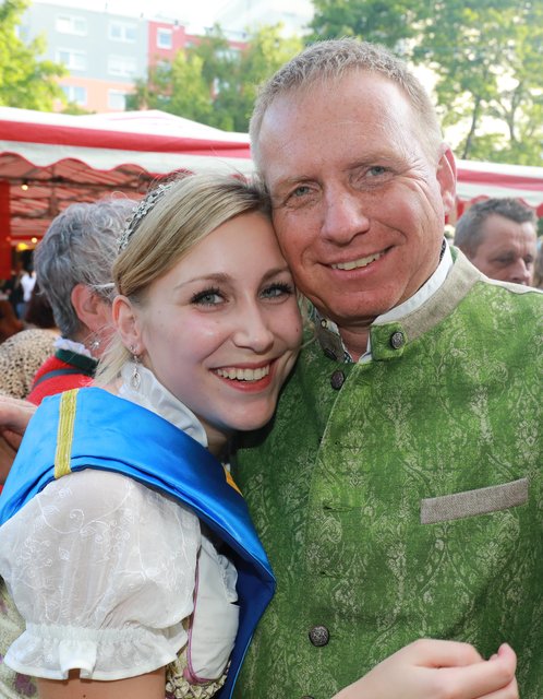 LANDWEHR-BRÄU-Bierkönigin Nicole I. und Festwirt Wolfgang Friedlsperger. | Foto: Udo Dreier