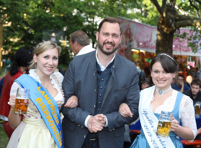 MdL Jochen Kohler mit LANDWEHR-BRÄU-Bierkönigin Nicole I. (l.) und der Spalter Bierkönigin Johanna Merkenschlager.  | Foto: Udo Dreier