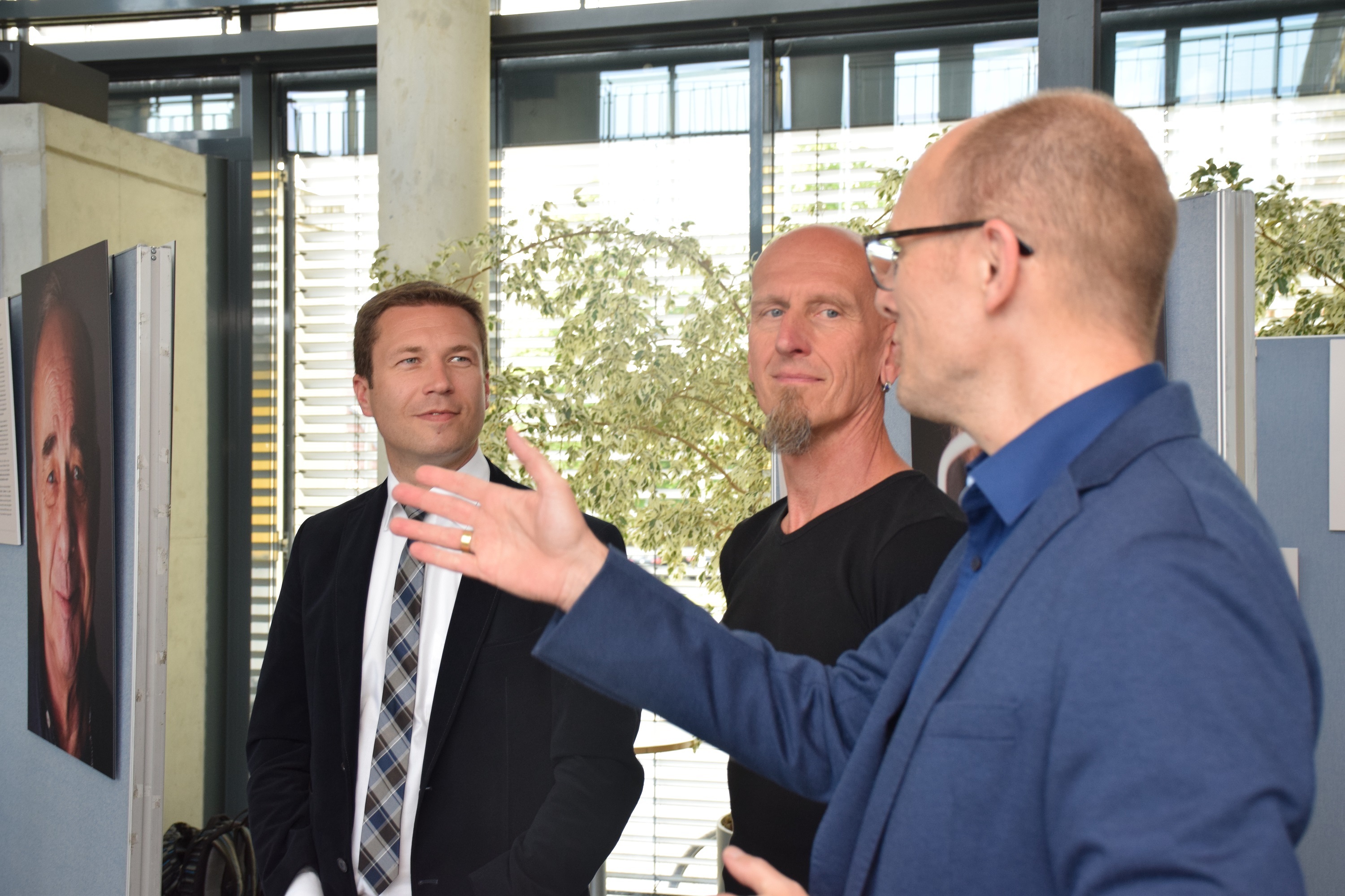 Ausstellungseröffnung im Landratsamt v.r.n.l.: Michael Bischoff, Geschäftsführer der Caritas und Günther Engel, Psychosoziale Beratungsstelle stellen Landrat Matthias Dießl die Ausstellung näher vor.