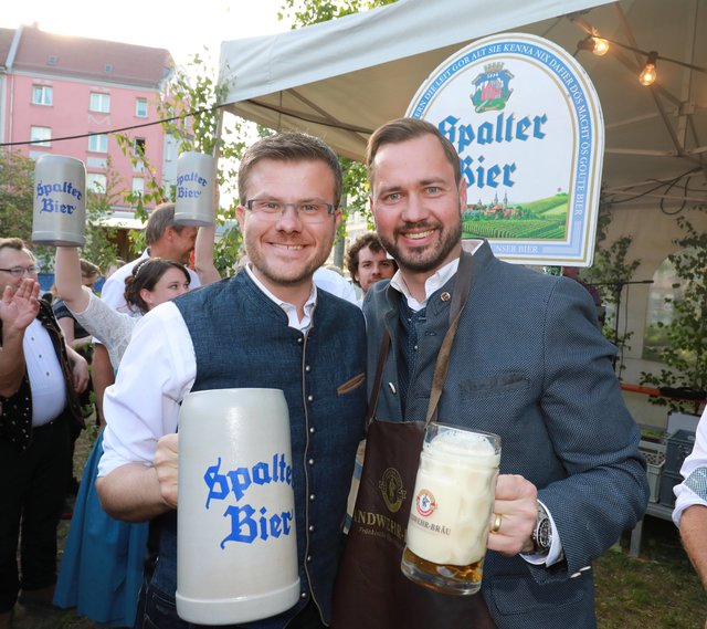 Prost! Nürnbergs OB-Kandidat Marcus König und MdL Jochen Kohler bei der Kirchweiheröffnung in Schweinau.  | Foto: Udo Dreier