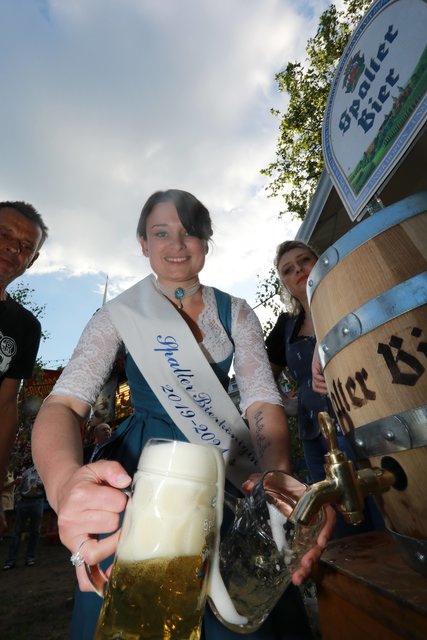 Die Spalter Bierkönigin Johanna Merkenschlager beim Bier zapfen.  | Foto: Udo Dreier