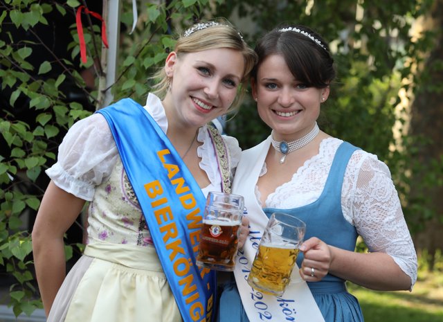 LANDWEHR-BRÄU-Bierkönigin Nicole I. (l.) und die Spalter Bierkönigin Johanna Merkenschlager.
 | Foto: Udo Dreier