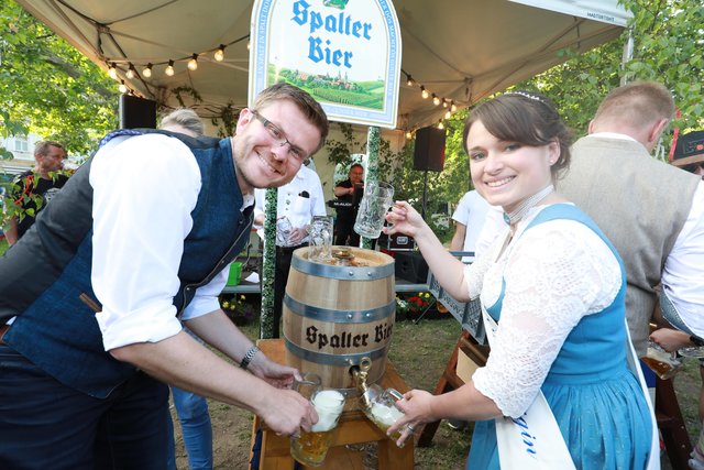Nürnbergs designierter OB-Kandidat Marcus König (CSU) mit der Spalter Bierkönigin Johanna Merkenschlager. | Foto: Udo Dreier