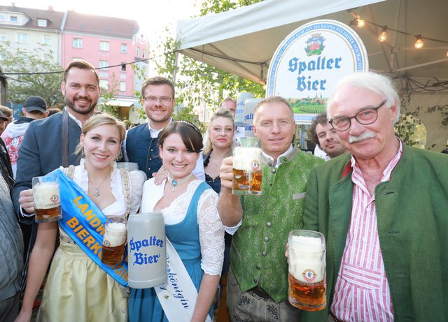 Jochen Kohler mit der LANDWEHR-BRÄU-Bierkönigin Nicole I., Marcus König mit der Spalter Bierkönigin Johanna Merkenschlager, Festwirt Wolfgang Friedlsperger und Gerhard Ilgenfritz, Geschäftsführer der LANDWEHR-BRÄU (v.l.).
 | Foto: Udo Dreier