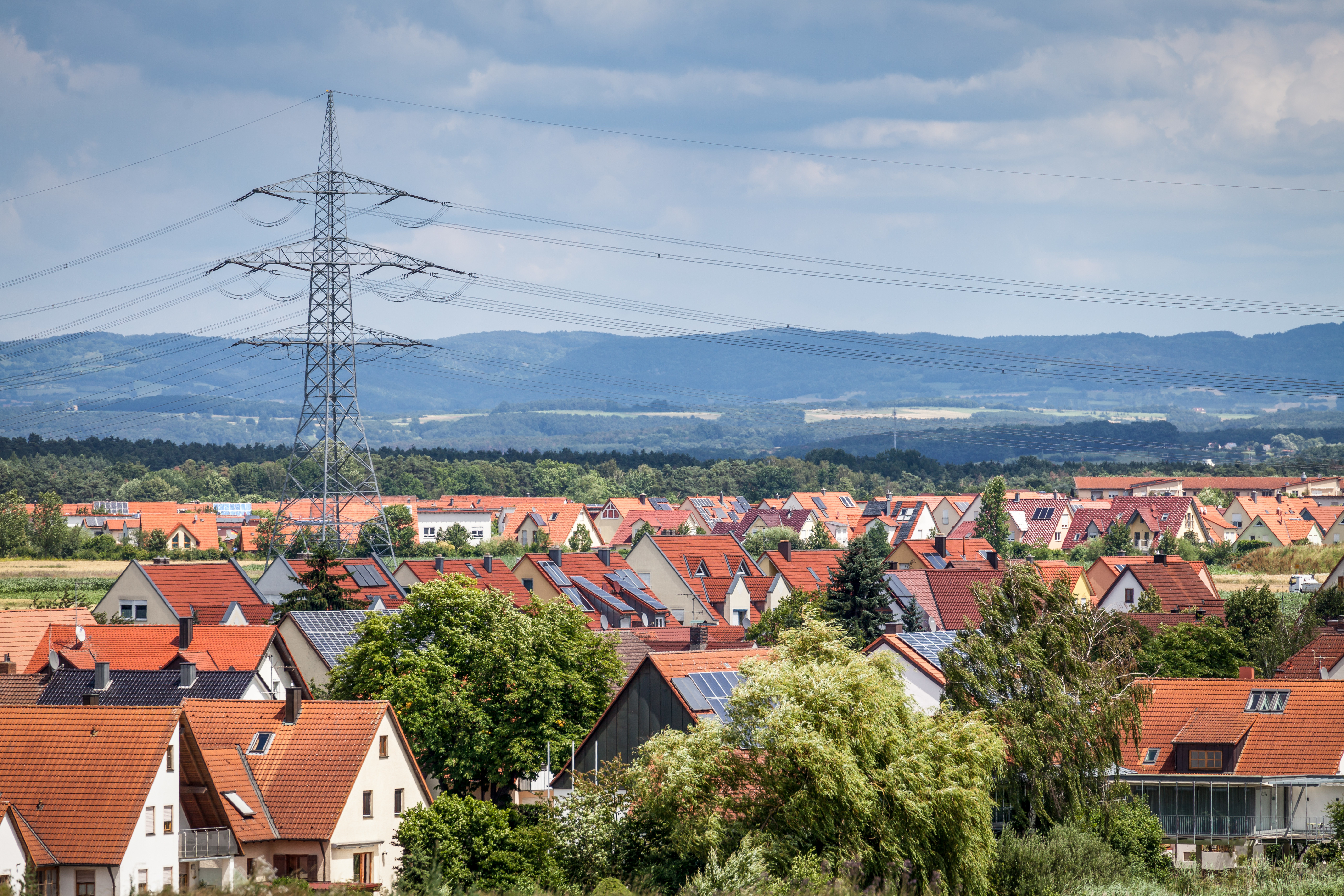 Davor soll Schwanstetten verschont bleiben: Eine Stromtrasse nahe der Wohnbebauung zerschneidet die Landschaft und birgt die Gefahr von gesundheitlichen Risiken für die Anwohner.