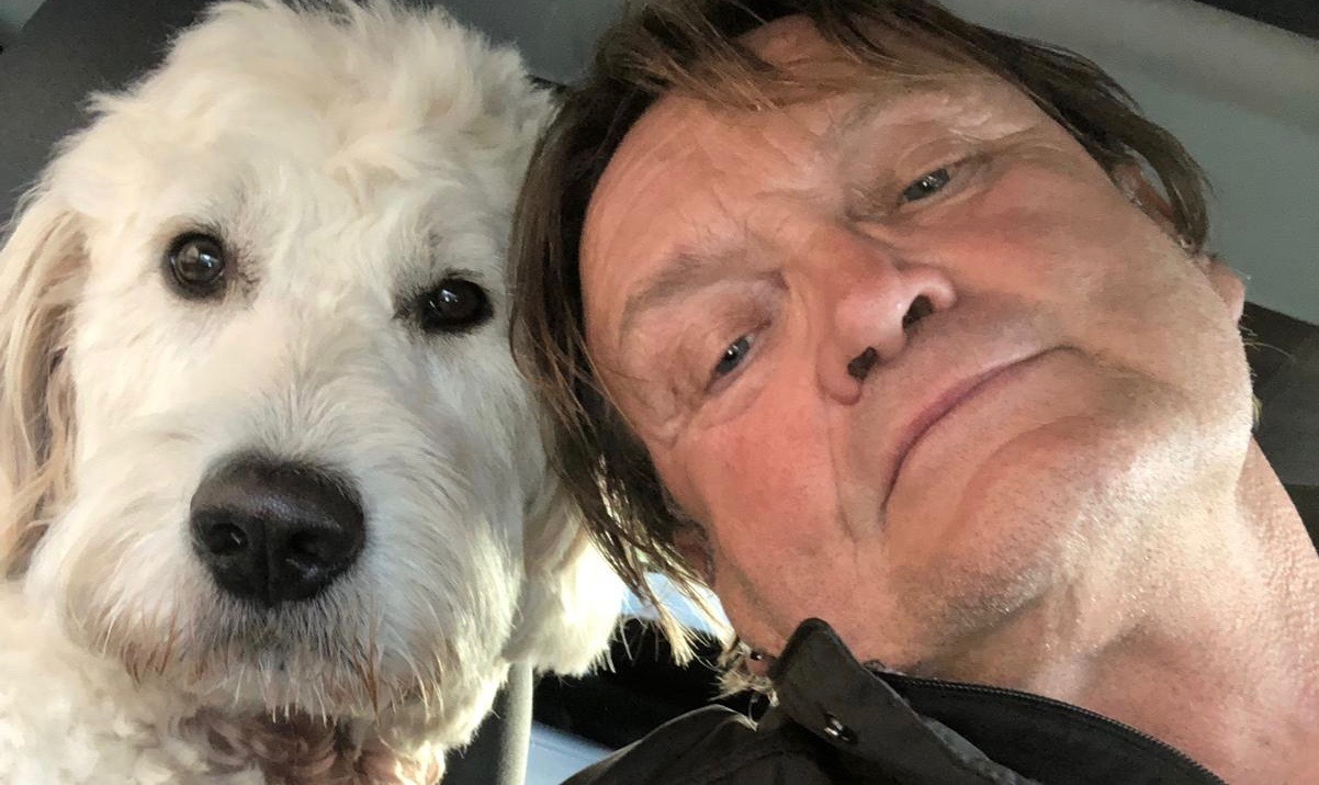 Peter Althof mit Lui auf dem Heimweg vom Tierarzt: ,,Er ist einfach nicht mehr er selbst. Es geht Lui schlecht, er will nichts fressen und liegt daheim nur apathisch in der Ecke."