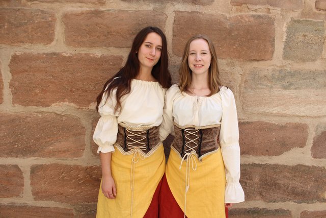 Laura Heinloth (l.) und Heike Ismer spielen im wöchentlichen Wechsel die Hauptrolle der Bürgerin Barbara Schwab, die 1505 als vermeintliche Hexe verbrannt worden ist.