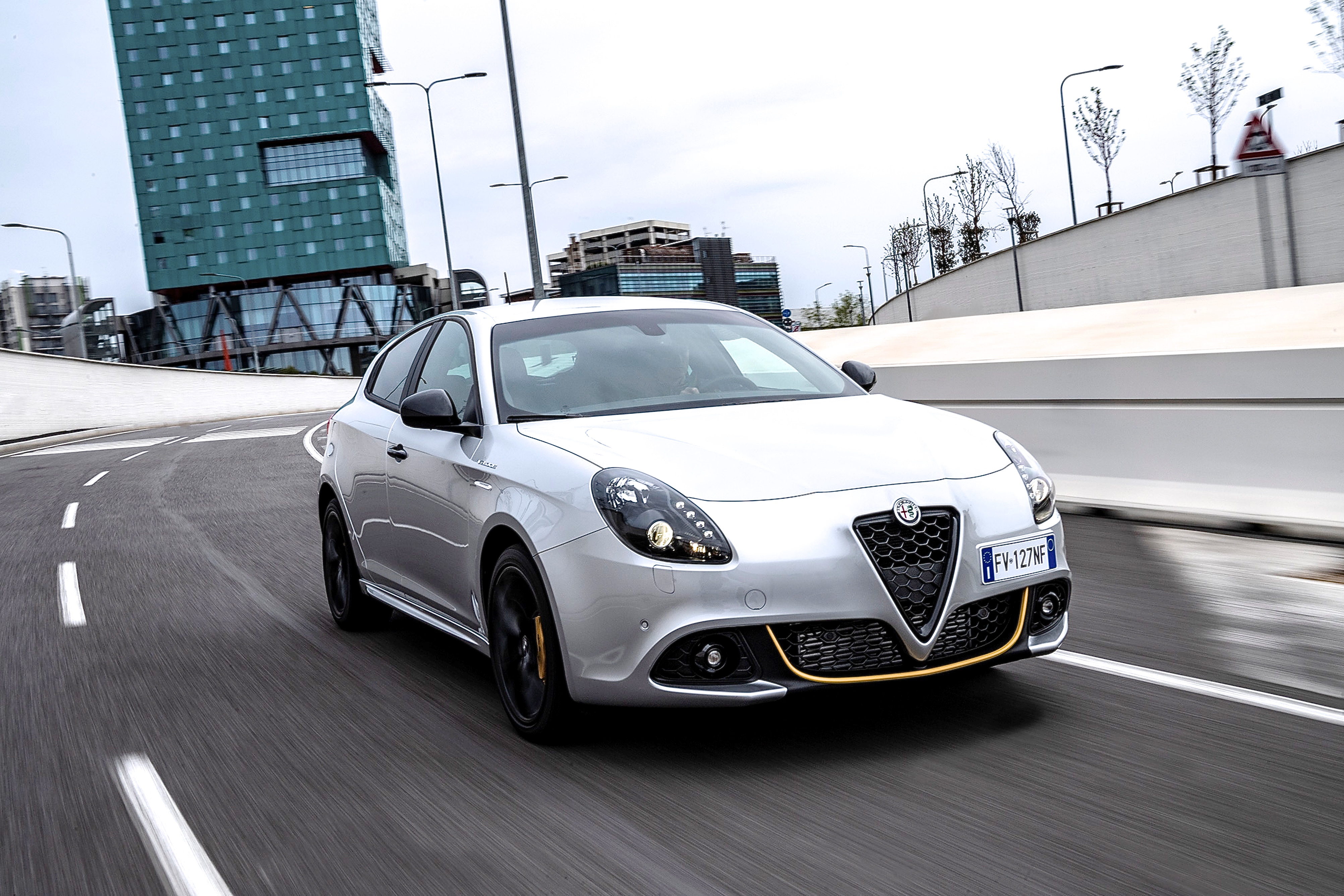 Allen Versionen gemeinsam ist die Fahrwerksregelung namens Alfa Romeo D.N.A., deren Abkürzung für die drei Fahrprogramme „Dynamic“, „Normal“ und „All Weather“ steht.
Fotos: Auto-Medienportal.Net/Alfa Romeo